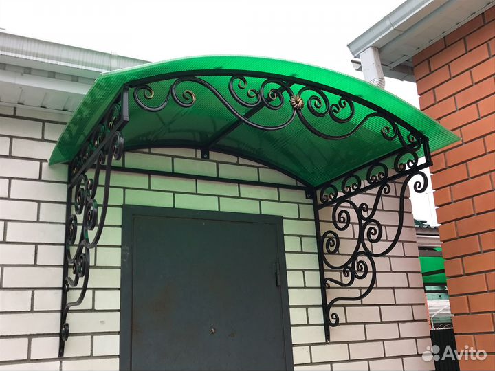 Козырек над дверью на крыльцо в наличии