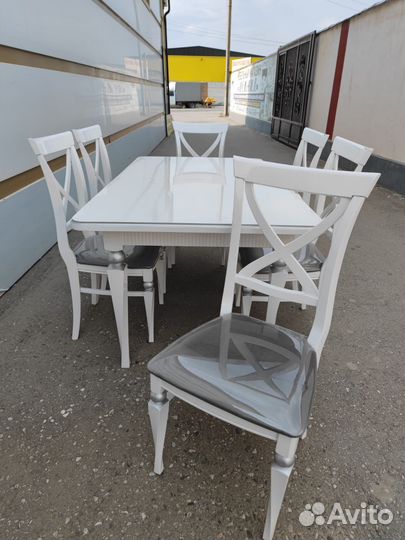 Стол и стулья