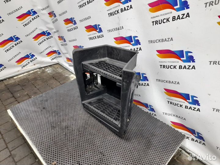 82574835 Подножка левая в сборе Renault T