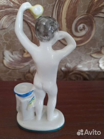 Статуэтка Мальчик с кружкой 