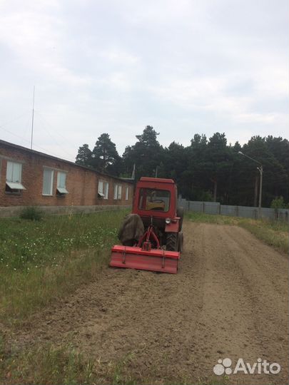 Вспашка земли трактором
