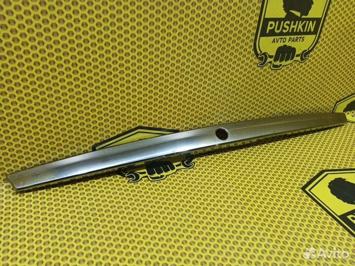 Накладка крышки багажника Nissan Almera