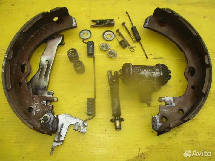 Колодки ручного тормоза зад Слева nissan elgrand V