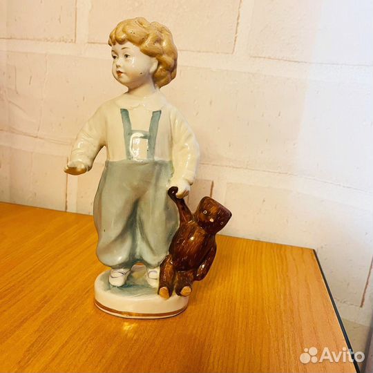 Статуэтка мальчик с мишкой лфз