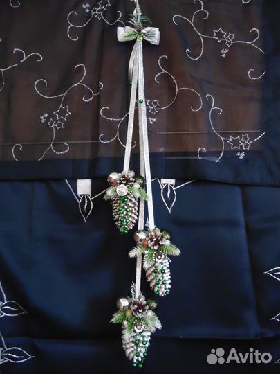 Новогодний декор на дверь из еловых шишек