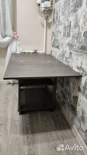 Раскладной журнальный столик с полками на колесах