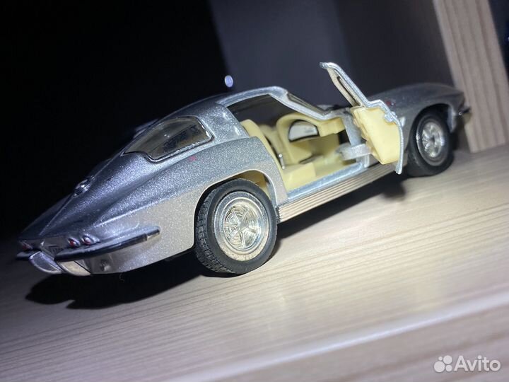 Машинка 1/36 Chevrolet Corvet Sting Ray Kinsmart