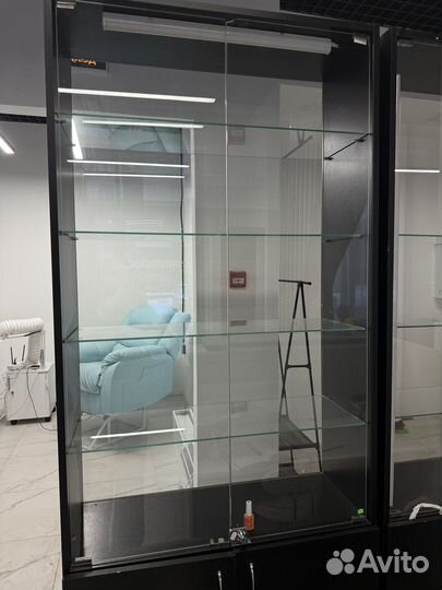 Стеклянная витрина с подсветкой