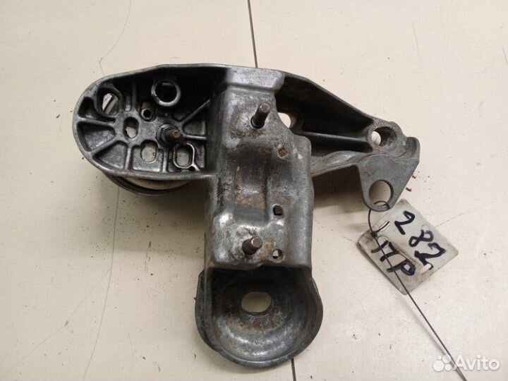 Кронштейн двигателя правый Volkswagen Passat B5