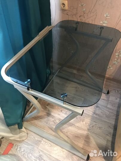 Компьютерный стол стеклянный