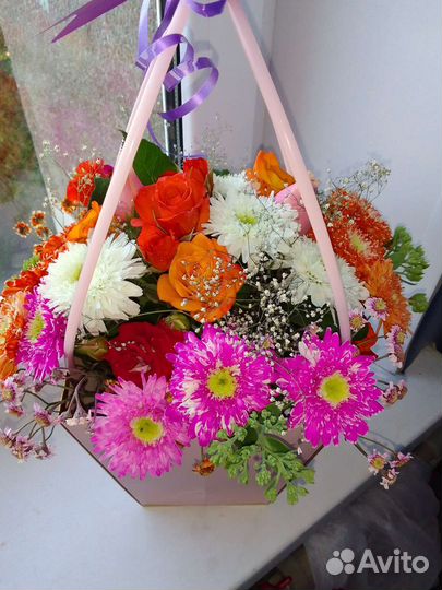Цветы живые в корзине