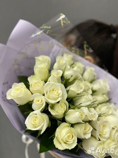 Букет из 35 роз белых Кения 35-40см в матовой бума