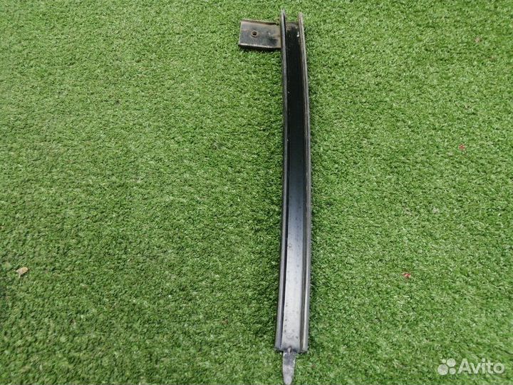 Направляющая стекла передняя правая Mitsubishi