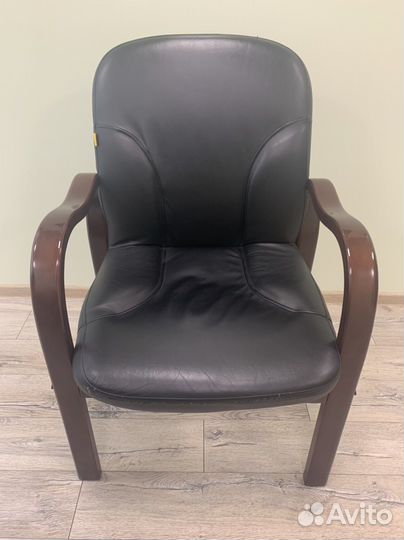 Офисное кожаное кресло бу