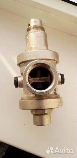 Редуктор давления воды