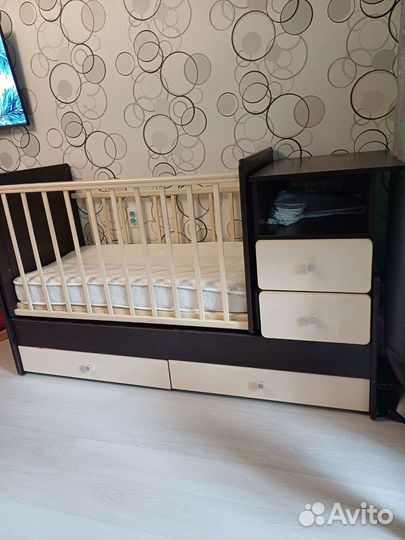Продам кроватку растущую 2 в 1 с матрасом и тумбой