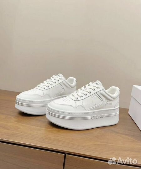 Кроссовки женские