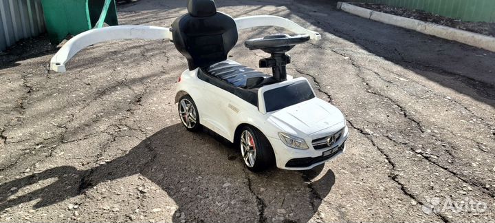 Машинка толокар с ручкой