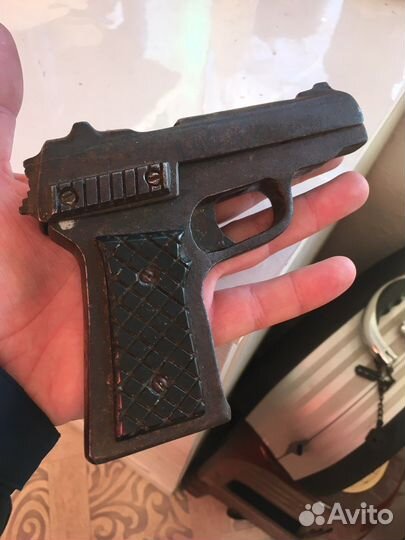 Пистолет игрушка зажигалка