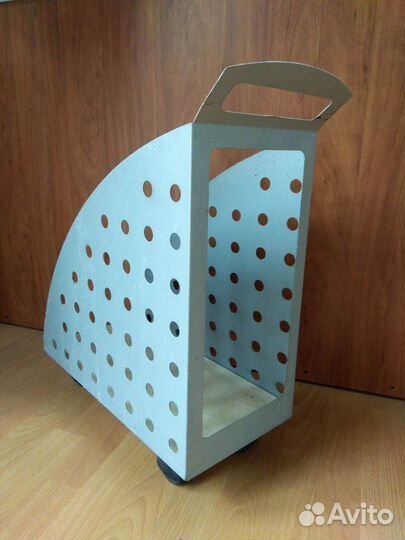 Подставка на колесиках