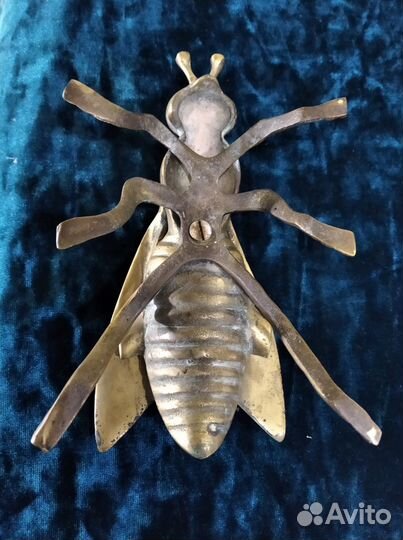 Бронзовая статуэтка пепельница пчела