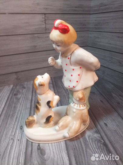 Статуэтка Девочка с собакой 