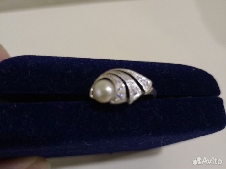 Серебряное кольцо с фианитами и жемчугом
