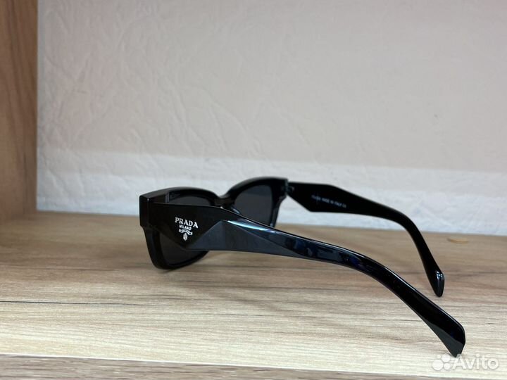 Солнцезащитные очки женские Prada