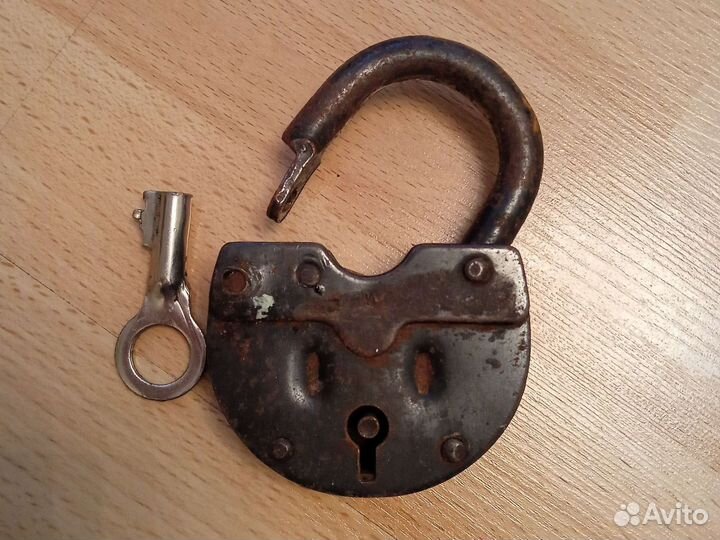 Навесной замок старинный