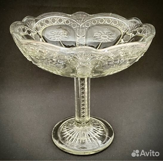 Старинная ваза на ножке, прессованное стекло