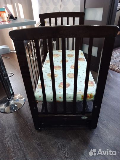 Детская кроватка с поперечным маятником