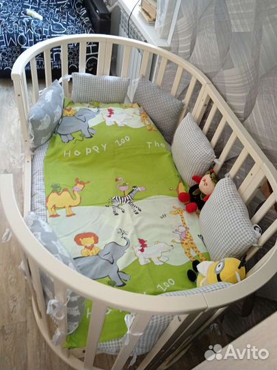 Детская кроватка с маятником