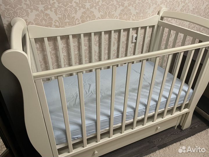 Детская кроватка с универсальным маятником