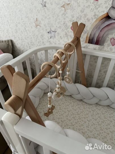 Деревянная стойка - монтессори. Мобиль в кроватку