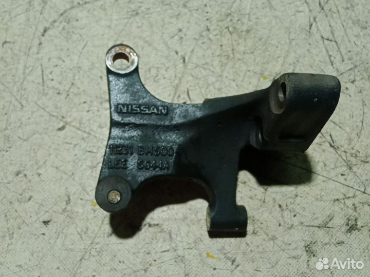 Кронштейн двигателя правый Nissan Primera P12