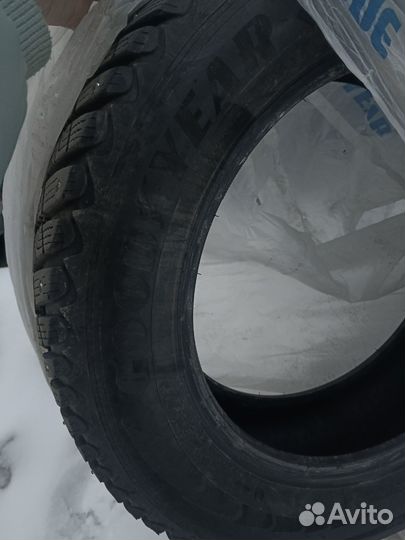 Goodyear UltraGrip Ice Arctic SUV 215/65 R17 T