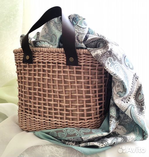 Корзина плетеная из бумажной лозы