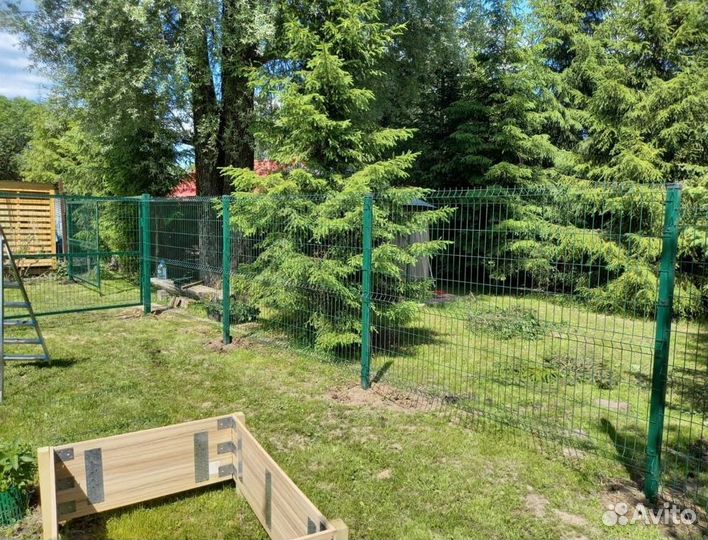 Забор металлический с металлическими столбами каче