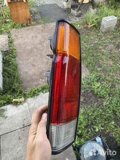 Фонарь задний левый Nissan d21