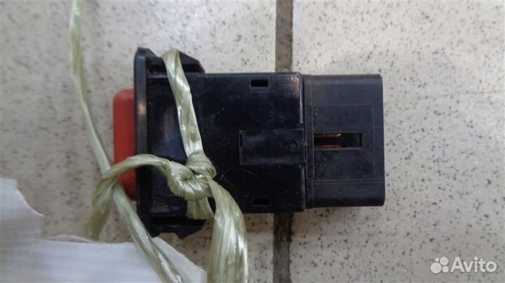 Кнопка аварийной сигнализации Mitsubishi Pajero