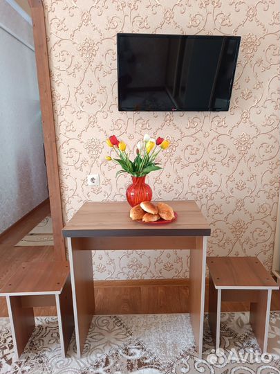 Стол и 2 табурета