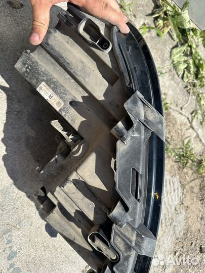 Фара Volkswagen Touran II правая