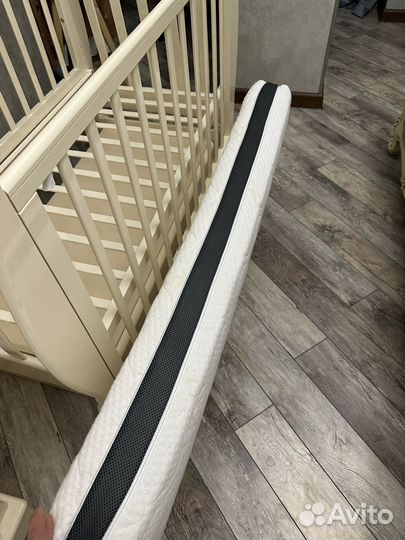 Детская кроватка с маятником и ящиком