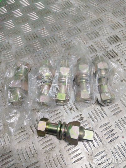 Шпилька ступицы переднего колеса правая Mitsubishi