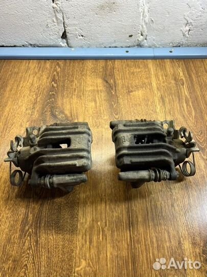 Суппорт тормозной задний левый Volkswagen Passat