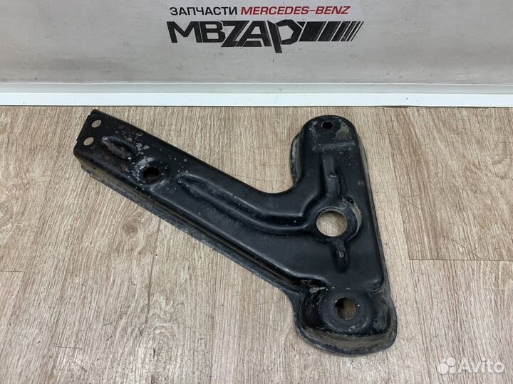 Кронштейн подрамника правый Mercedes X164 GL 164