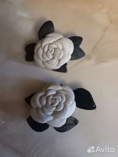 Пара роз из кожи