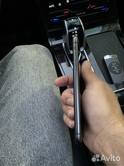 Телефон iPhone 11