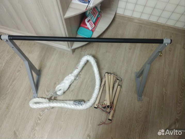 Турник настенный