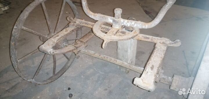 Старинная кованая тележка